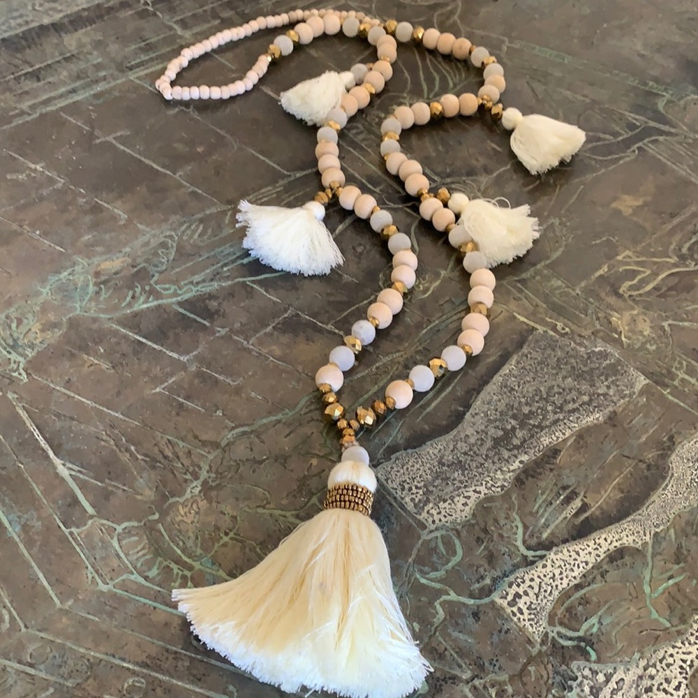 Boho tassel necklace in white